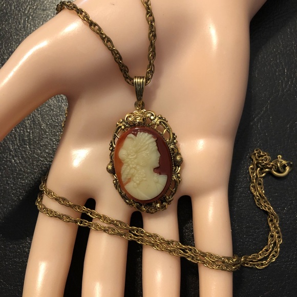 Jewelry - 1940s CAMEO With Chain